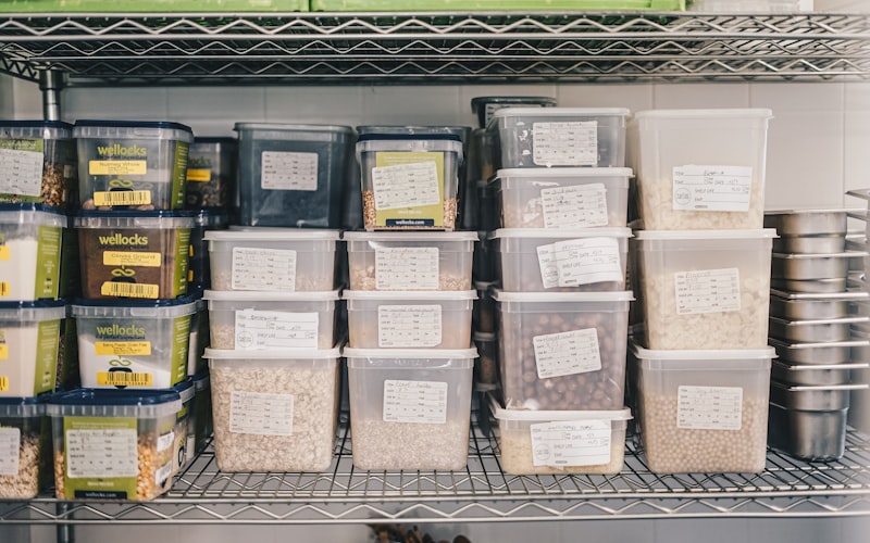 Beschriftete Meal-Prep-Behälter mit verschiedenen Gerichten, bereit für den Kühlschrank