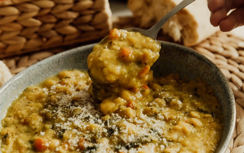 Verschiedene günstige Familiengerichte wie Linseneintopf, Gemüsecurry und Pasta auf einem Tisch